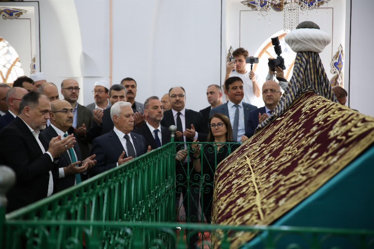 Bursa'da 6 asırlık türbenin ‘puşide örtüsü’ yenilendi