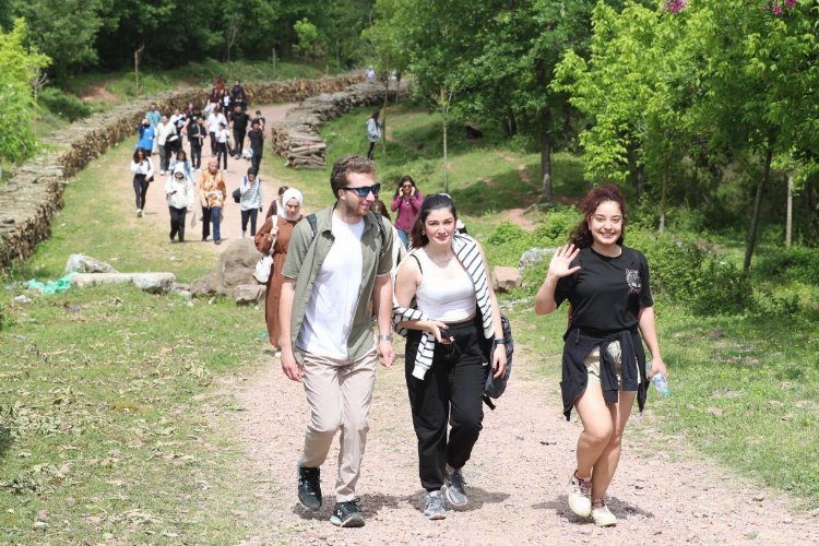İzmit'te üniversiteli gençler doğayla buluştu